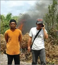  ?? SONY/KALTENG POS/JPG ?? TAK BERKUTIK: Sugianoor (kiri) diamankan petugas. Dia diduga membakar lahan satu hektare di Desa Lempuyang, Teluk Sampit, Kotawaring­in Timur, Kalteng.