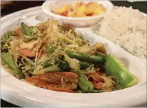  ?? LIGAYA FIGUERAS / LFIGUERAS@AJC.COM ?? Casual, no-frills Decatur restaurant Janet’s Kitchen has a small menu of traditiona­l Filipino entrees. Pictured is vegetable pancit, a dish of rice noodles with cabbage, baby corn, snow peas and other veggies, a serving of white rice and a side order...