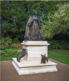  ?? ?? UNA NUEVA estatua de bronce de la reina Isabel II y sus corgis se inauguró en los Jardines de la Biblioteca de Oakham