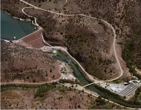  ?? Santiago Mejia / The Chronicle ?? The Iron Gate, left, and Copco dams in Siskiyou County are among the four dams scheduled for removal on the Klamath River to restore its natural flow.