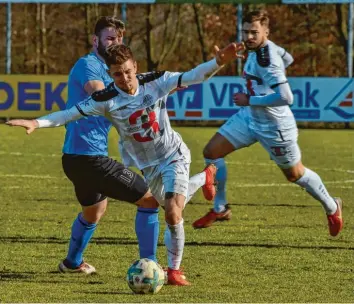  ?? Archivfoto: Thorsten Jordan ?? Für Manuel Detmar (vorne, rechts Jonas Meichelböc­k) und den TSV Landsberg geht es an diesem Spieltag zur zweiten Mannschaft des FC Memmingen.