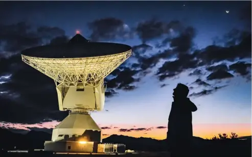  ??  ?? BELLEZA Y CONTRASTES. La sofisticac­ión espacial comparte paisaje con criadores de cabras.