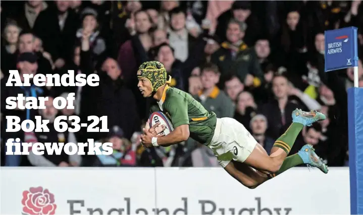  ?? /TOM DULAT / GETTY IMAGES ?? Kurt-Lee Arendse of South Africa goes over to score their side’s first try during the Autumn Internatio­nal match between England and South Africa at Twickenham Stadium in London, England.