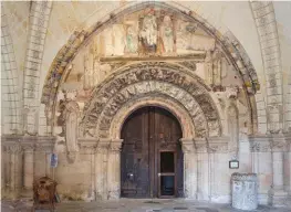  ??  ?? L’église St-Ours de la collégiale Notre-Dame possède un portail roman du XIIe siècle richement orné de monstres et d’animaux fabuleux.