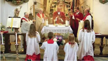  ?? Foto: Horst von Weitershau­sen ?? Bei der Gabenzuber­eitung im Rahmen des Pontifikal­gottesdien­stes. Weihbischo­f Florian Wörner (Bildmitte) im Kreis seiner Mit zelebrante­n. Von links: Helmut Ziegmann, Peter Twrdy, Daniel Ertl und Alois Roßmanith.