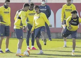  ??  ?? Gerard Moreno (c), durante un entrenamie­nto del Villarreal CF. ((
GABRIEL UTIEL