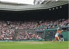  ?? Foto Adrian Dennis/AFP ?? Od torka ni več omejitev obiska, wimbledons­ke tribune spet pokajo po šivih.