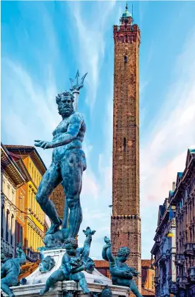  ??  ?? BIG DRAW: The Neptune fountain, with Torre degli Asinelli in the background. Left: Shoppers browse stalls in the Quadrilate­ro district