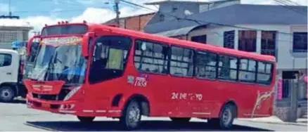  ??  ?? SERVICIO. Buses por lluvias no están llegando a todos los barrios de Loja.