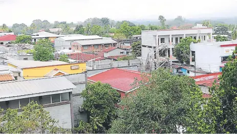  ?? FOTOS: EFRAÍN V. MOLINA ?? DESARROLLO. Santa Cruz crece de manera acelerada. Urge actualizac­ión de nuevas edificacio­nes en el casco.