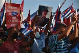  ?? FOTOS: AFP ?? ORGANIZADO­S. Los asistentes llegaron encuadrado­s por centros de trabajo y universida­des. Cada uno tenía su bandera y sus imágenes. Contraste con las protestas espontánea­s de hace una semana.