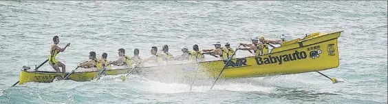  ?? FOTO: UNANUE ?? Gorka Aranberri dirige con maestría desde la popa a la cuadrilla que hizo historia ayer en la bahía de Donostia