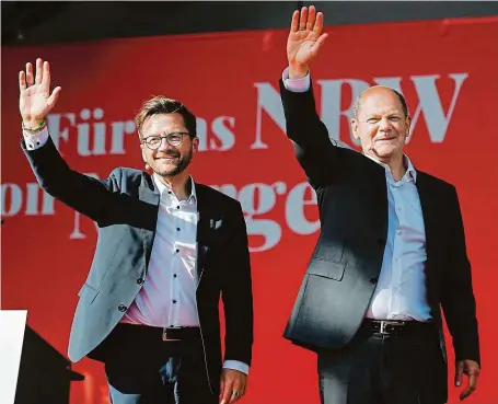  ?? FOTO PROFIMEDIA ?? Kancléř nepomohl. Ani silné zapojení Olafa Scholze (vpravo) do volební kampaně nepomohlo kandidátov­i SPD Thomasi Kutschatym­u k úspěchu.