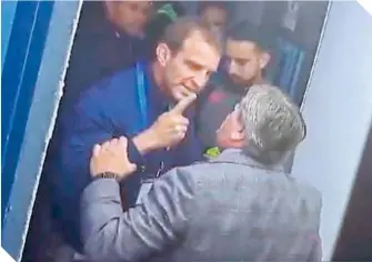  ?? ?? Iván Alonso le reclamó a Miguel Herrera en el túnel del estadio.