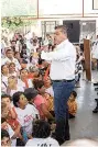  ??  ?? Labor. El candidato de PRI continúa con su gira de trabajo,