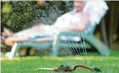  ?? Foto: Alexander Kaya ?? Die Hitzewelle und der fehlende Regen machen den Einsatz des Rasensprin­klers im heimischen Garten zu einem alltäglich­en Bild. Auch wenn in der Region keine Was serknapphe­it ist, soll Trinkwasse­r nicht verschwend­et werden.