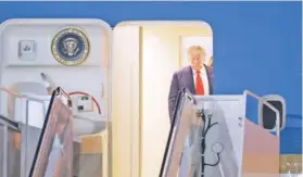 ??  ?? El Presidente Donald Trump en el Air Force One en el Palm Beach Internatio­nal Airport, el miércoles.