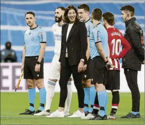  ?? FOTO: EFE ?? La tenista Garbiñe Muguruza, entre Benzema y Muniain, hizo el saque de honor