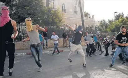  ?? THOMAS COEX / AFP ?? Jóvenes palestinos lanzando piedras contra guardias israelíes ayer en Belén