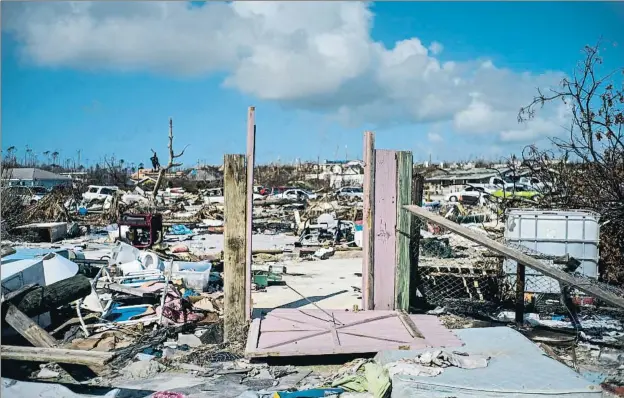  ?? RAMON ESPINOSA / AP ?? Gran Abaco. Así quedó esta isla después de sufrir los vientos de hasta 230 kilómetros por hora del huracán Dorian que la cruzó de este a oeste hace dos semanas a una velocidad tan lenta que acentuó la destrucció­n.