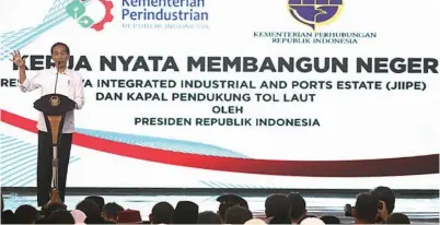  ?? FRIZAL/JAWA POS ?? PROYEK STRATEGIS NASIONAL: Presiden Joko Widodo meresmikan kawasan industri JIIPE di Gresik, kemarin (9/3).