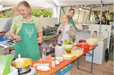  ?? FOTO: JENS GESCHKE ?? Die Helfer in der Küche hatten alle Hände voll zu tun.