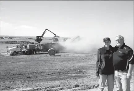  ?? Donnis Hueftle-Bullock ?? Brad Howard, right, and Ashley Bakko admire the Haybuster Equipment working on location grinding.