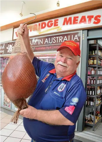  ?? PHOTO: TOM GILLESPIE ?? POPULAR: Westridge Meats’ owner John Yeo will sell more than 2000 smoked hams this Christmas.