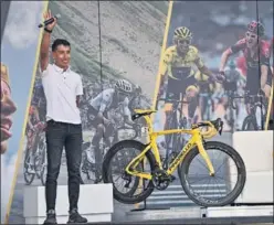  ??  ?? ESCENARIO. Egan Bernal saluda a sus paisanos.