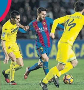  ?? FOTO: PERE PUNTÍ ?? Leo Messi, entre Bruno Soriano y Manu Trigueros en la última visita al Villarreal