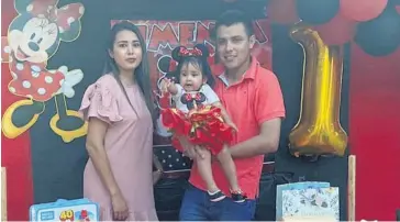  ??  ?? > La cumpleañer­a con sus padrinos, Hilda María Ruiz Armenta y Carlos Armando Soto Saavedra.