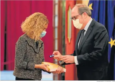  ?? FERNANDO ALVARADO / EFE ?? Ángel Gabilondo entrega a la presidenta del Congreso, Meritxell Batet, su primer informe anual del Defensor del Pueblo.
