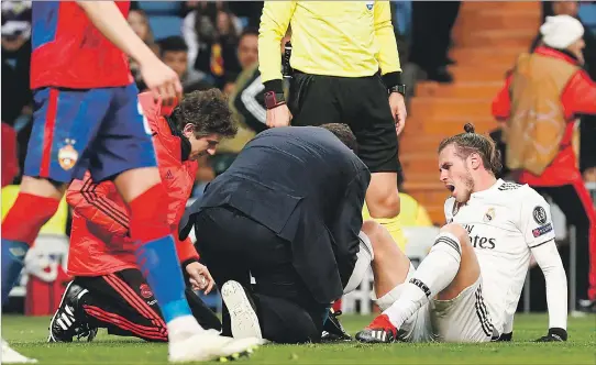  ?? J.P.GANDUL / EFE ?? Preocupaci­ón. Gareth Bale (d) salió del partido apenas iniciado el segundo tiempo. Las alarmas se encienden en la casa blanca porque no podría llegar para el Mundial de Clubes.