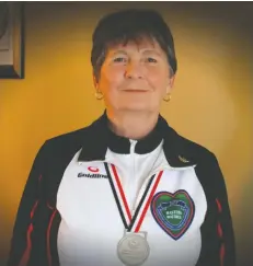  ?? [LIZ BEVAN / THE OBSERVER] ?? Sue Martin with her silver medal from the national curling championsh­ips held last week in Guelph.