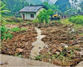  ?? ?? After the heavy showers: Clearing up the mud in Makaldeniy­a