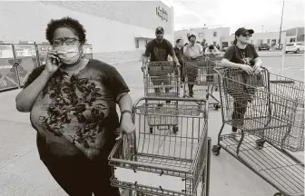  ?? Kim Brent / Staff photograph­er ?? Darita Douglas, who has underlying conditions and was “just trying to stay safe,” was one of the few shoppers in March wearing a mask at the H-E-B store on College Street in Beaumont.