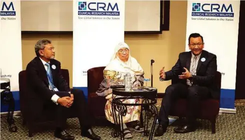  ??  ?? DR Akhmal (kiri), pesakit kanser paru-paru yang menyertai ujian klinikal CRM, Norhizan Abdul Rahman dan Ketua Pembanguna­n Perniagaan CRM, Dr Khairul Faizi Khalid (kanan) dalam program penerangan manfaat dan potensi penyertaan dalam ujian klinikal.