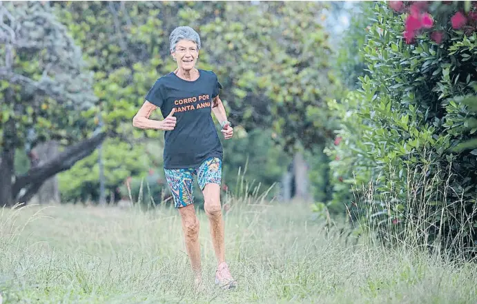  ?? MANÉ ESPINOSA ?? Montse Pérez, corriendo por el parque de la Ciutadella, en Barcelona