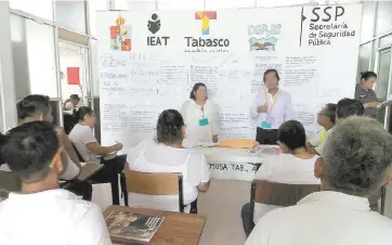  ??  ?? Para instruir a sus compañeros, los asesores educativos reciben capacitaci­ón de personal del Instituto de Educación para Adultos de Tabasco, cuya titular, Martha Osorio, dice que se les retribuye con base en los “alumnos” que atiendan.