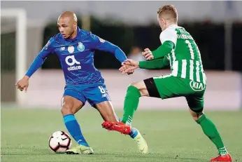  ??  ?? Brahimi saiu da equipa por lesão depois de uma boa fase com golos pelo meio