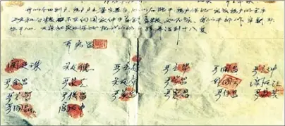  ??  ?? El pacto firmado por los 18 agricultor­es de Xiaogang en 1978 se exhibe en el Museo Nacional de China.