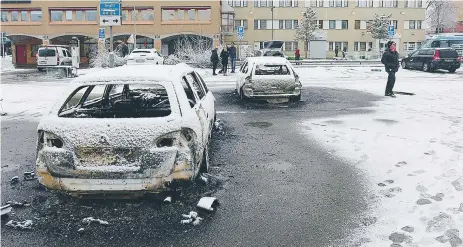  ?? FOTO: SANNA TUURALA ?? HÄMND? Ett flertal bilar sattes i brand på parkeringe­n utanför Folkets Hus i Rinkeby centrum. Enligt ungdomar på platsen var det en hämndaktio­n mot polisen.