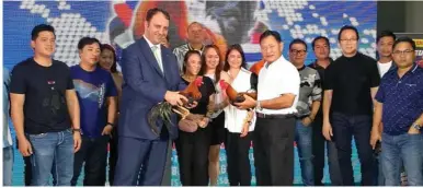  ??  ?? PORMALna inilunsad ang 2018 World Pitmasters Cup (Masters Breeders Edition) 9-Stag Internatio­nal Derby kahapon sa tradisyuna­l na ‘patuka’.