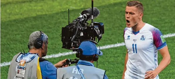  ?? Foto: Francisco Leong, afp ?? Nach seinem ersten WM Tor jubelt der FCA Stürmer Alfred Finnbogaso­n vor der Kamera.