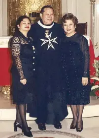  ??  ?? Mike Guerrero, when he became a Knight of Malta in 2001, with his wife Alice and daughter Reesa.