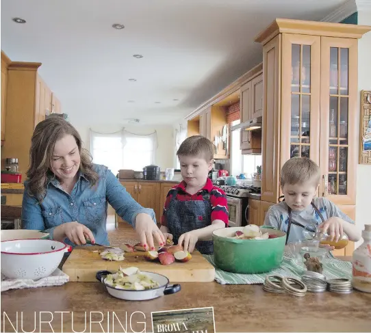  ?? VINCENZO D’ALTO/MONTREAL GAZETTE ?? Aimée Wimbush-Bourque, with sons Noah and Mateo Bourque, makes applesauce at home in Laval.