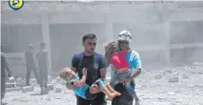  ?? FOTO: DPA ?? Die syrischen Katastroph­enhelfer, bekannt als Weißhelme, waren nach Luftangrif­fen häufig zur Stelle.