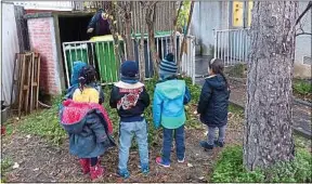  ??  ?? A l’école de la Pointe-d’Ivry, à Paris, les enfants apprennent à trier les déchets.