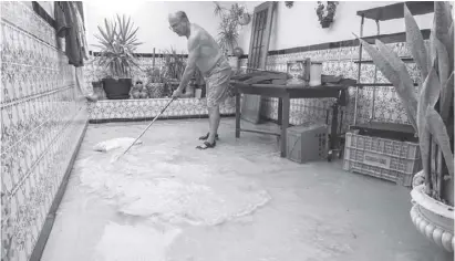  ?? Fotos: Ángel García ?? Wischen, ordnen, reparieren: Die Vega Baja dankt den Rettern – und hilft sich selbst.