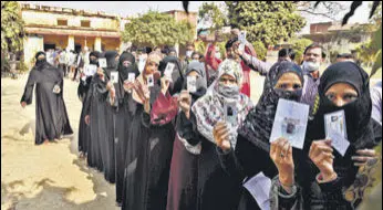  ?? DEEPAK GUPTA/HINDUSTAN TIMES ?? People queue up to cast their votes during the fifth phase of Uttar Pradesh assembly elections at a polling booth in Barabanki on Sunday.